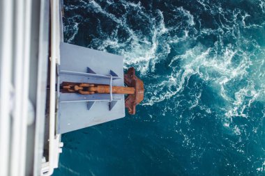 Büyük kruvazör çapa güverteden bir görünüm