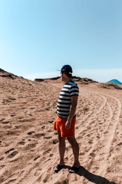 kumlu yolda duran adam