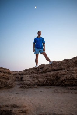 mavi gökyüzünün üzerinde duran adam