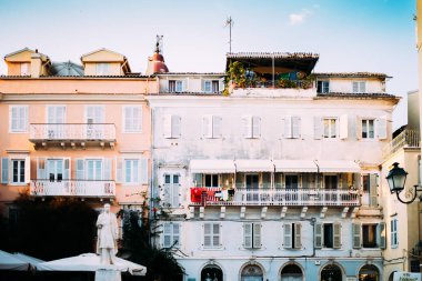 eski evler mavi gökyüzü üzerinde görünümü