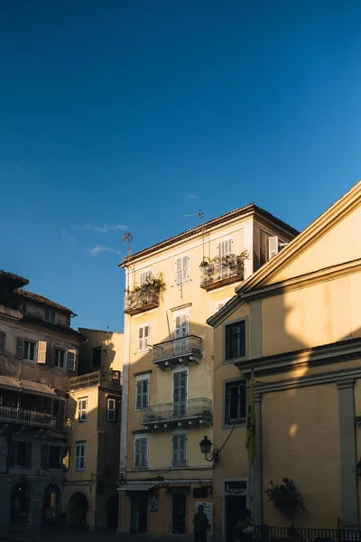 古い建物と青空の眺め — ストック写真