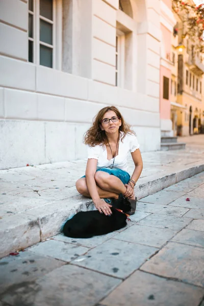 Vrouw Met Een Kat Straat Spelen — Stockfoto