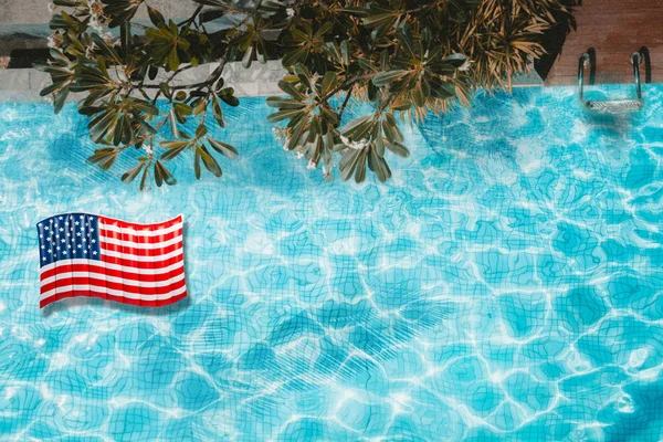 Piscina Clara Resort Con Bandera Juguete Inflable — Foto de Stock