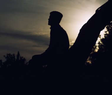 Adam günbatımı arka plan üzerinde