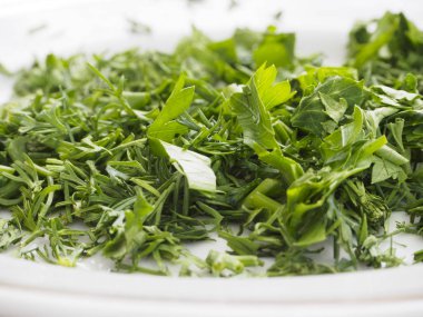 Beyaz arka planda dereotu ve maydanoz