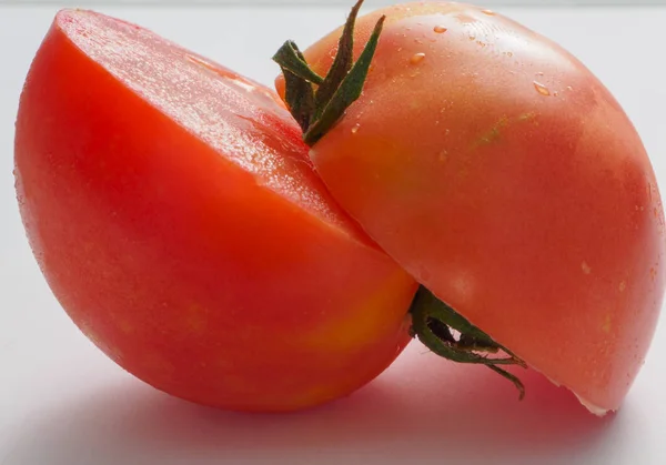 Sappige Tomaat Een Witte Achtergrond — Stockfoto