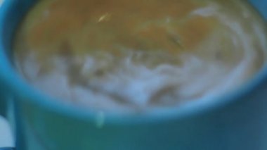 Süt ile aromalı siyah kahve