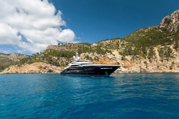 Yacht Luxe Eau Turquoise Sur Fond Montagnes — Photo