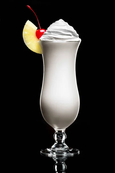 Batido Con Crema Sobre Fondo Negro — Foto de Stock