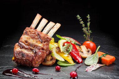 Kızarmış et ve sebze.