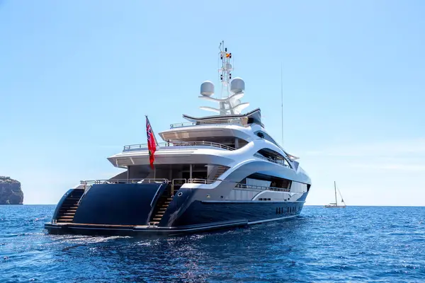 Blu Scuro Yacht Lusso Vela Sul Mare — Foto Stock