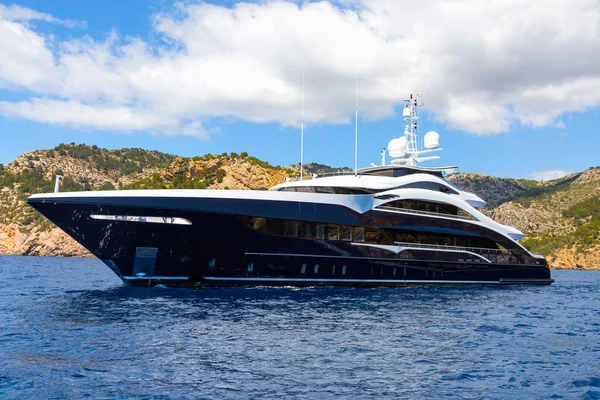 Grande Super Mega Yacht Motore Lusso Nel Mare Blu Vicino — Foto Stock