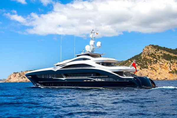 Grande Super Mega Yacht Motore Lusso Nel Mare Blu Vicino — Foto Stock