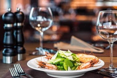 Masaya bir tabak karides parmesan ile