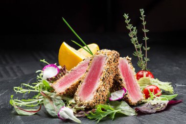 Jambon ve peynir aperatifler sebze siyah bir arka plan ile