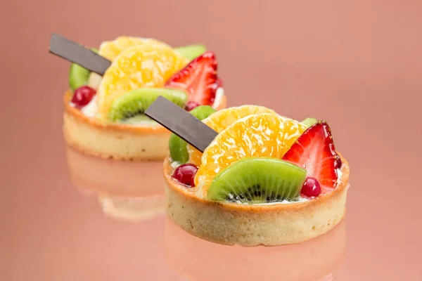 Tårtor Med Karamelliserad Frukt Eller Färsk Frukt Apelsin Jordgubb Kiwi — Stockfoto