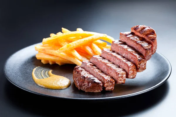 Bistecca Alla Griglia Con Patatine Fritte Senape Piatto Con Sfondo — Foto Stock