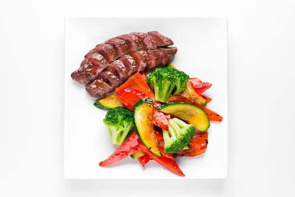 Carne Alla Griglia Con Verdure Piatto Uno Sfondo Bianco — Foto Stock