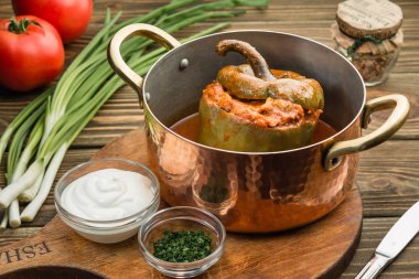 Tahta bir tahta üzerinde bir tavada biber dolması