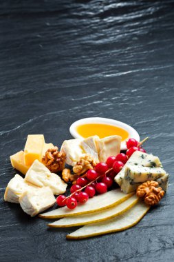 Koyu bir arka plan üzerinde kalıp ile Peynir