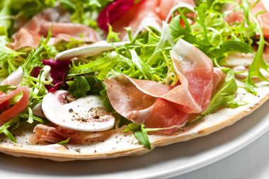 jambon ve sebze salatası