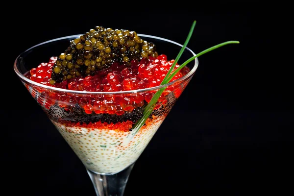 Kaviar Cocktail Ett Glas Svart Bakgrund — Stockfoto