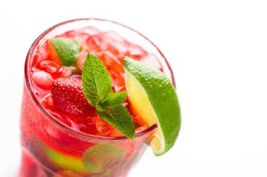 Çilek ve limondan yapılan meyve içeceği