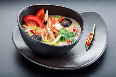 Siyah çanak sebze soslu tavuk fileto.