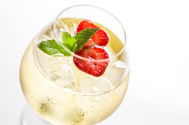 Bir bardak çilek ve buz ile Kokteyl.