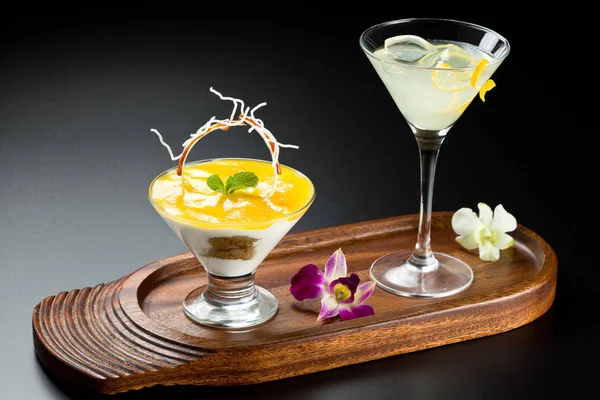 Sammansättning Dessert Och Cocktail Med Citron Träplatta Mörk Bakgrund — Stockfoto