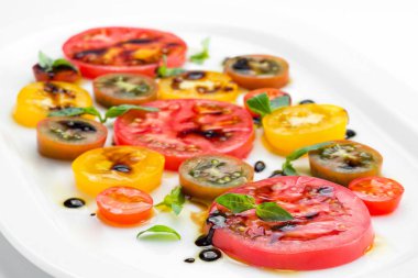 Izgara sebzeler beyaz arka planda izole