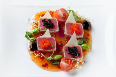 Siyah ve kırmızı havyar ile Asya çanak ton balığı