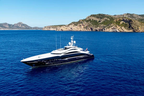 Blu Scuro Yacht Lusso Vela Sul Mare Sullo Sfondo Montagne — Foto Stock