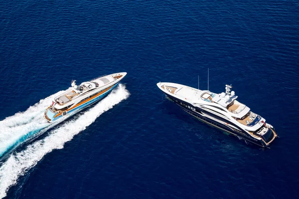 Aerial Photo Luxury Speed Two Yachts Sea — Stock Photo, Image