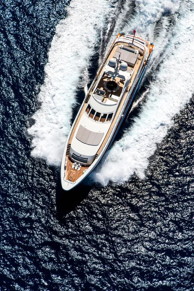 Foto Aerea Vista Dall Alto Yacht Lusso Muovendosi Sulla Velocità — Foto Stock