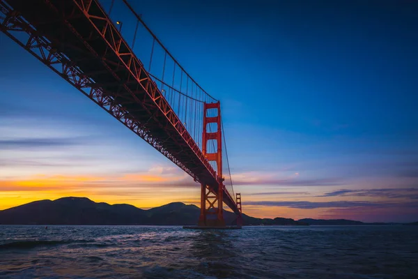 A ponte Golden Gate ao pôr-do-sol — Fotografia de Stock