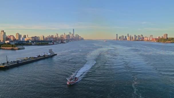 Video aereo della barca nel fiume Hudson, New York, Stati Uniti — Video Stock