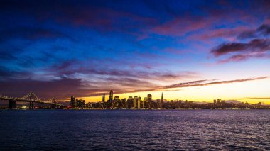 San Francisco Şehir Işıkları Sunset, California 'da dramatik bulutlu