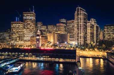 San Francisco Skyline ve Feribot Binası Holiday City Lights ile