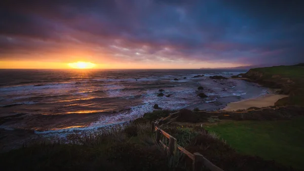 カリフォルニア州ハーフムーンベイビーチで劇的な夕日 ストック画像