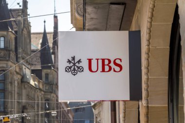 Basel, İsviçre: Bir UBS ofis binasının duvarında UBS tabelası. UBS, merkezi İsviçre 'nin Zürih kentinde bulunan bir küresel finans hizmetleri bankasıdır..