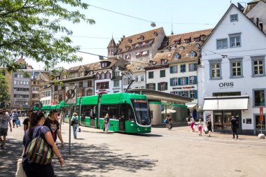 Basel, İsviçre 'de güzel bir yaz gününde Basel' de şehir tramvayı