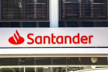 Karlsruhe, Almanya - 4 Temmuz 2019: Santander Bankası şubesinde logo. Banco Santander, Avro Bölgesi 'ndeki en büyük banka ve piyasa sermayesi açısından dünyanın en büyük bankalarından biri..