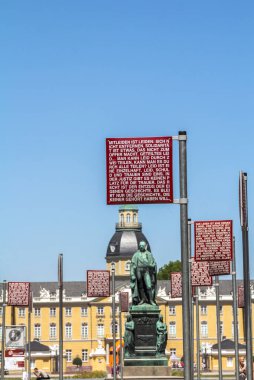 Karlsruhe, Almanya: 'Platz der Grundrechte' (Anayasal Haklar Meydanı) adlı sanat kurulumu, Jochen Gerz tarafından hukuk ve adalet konuları hakkında kısa ve öz beyanların toplanması