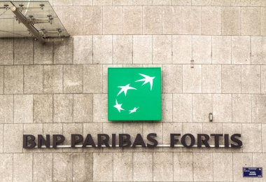 Brüksel, BELGIUM - 7 Temmuz 2019: BNP Paribas Fortis banka işareti Brüksel Belçika BNP Paribas Group amblemi. BNP Paribas S.A. bir Fransız uluslararası bankacılık grubudur.