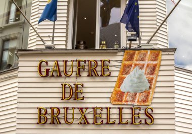 Brüksel, BELGIUM - 7 Temmuz 2019: Brüksel wafels 'li Gaufre de Bruxelles restoranı