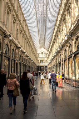Brüksel, BELGIUM - 7 Temmuz 2019: Brüksel 'de bir alışveriş merkezi olan Saint-Hubert Kraliyet Galerileri.