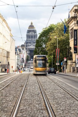 Brüksel, BELGIUM - 7 Temmuz 2019: Brüksel 'deki Royal Street with Saint Mary' s Royal Church, Roma Katolik Kilisesi