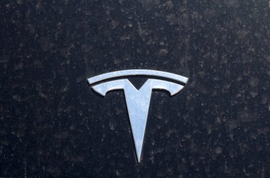 Tesla Motors otomobil tabelası. Tesla Motors, bir Amerikan otomotiv ve enerji depolama şirketidir..