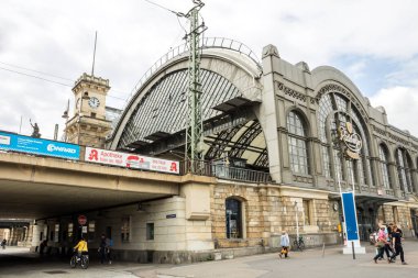 Dresden, Saksonya / Almanya - 11 Temmuz 2019: Almanya 'nın Dresden kentindeki ana tren istasyonu